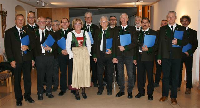 Männerchor Fulpmes mit Chorleiterin Franziska Falschlunger