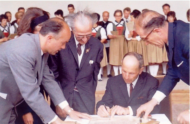 Städtepartnerschaft Villepreux Gründung 1967 Unterzeichnung durch Bgm. Bartlmä Hupfauf